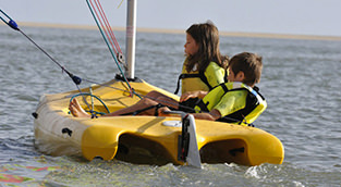 mini-catamaran-de-8-a-10-ans-enfants-funboat-centre-nautique-penestin-56